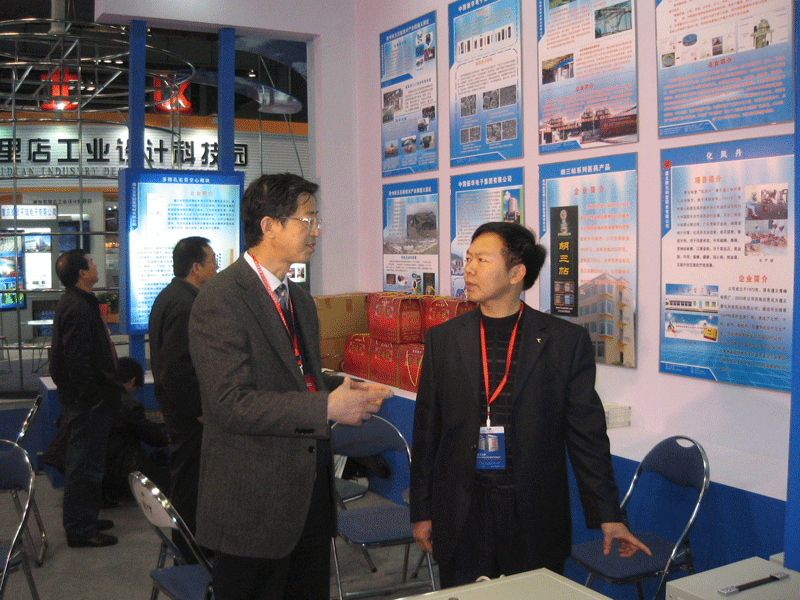 重慶高交會上，貴州省科技廳黨組成員、副廳長茍渝新和本公司總經理親切交談